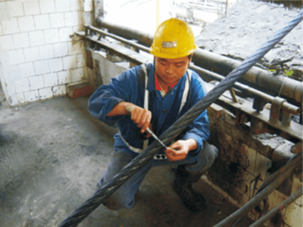 突發！一纜車鋼絲繩斷裂，8人命懸365米高空！